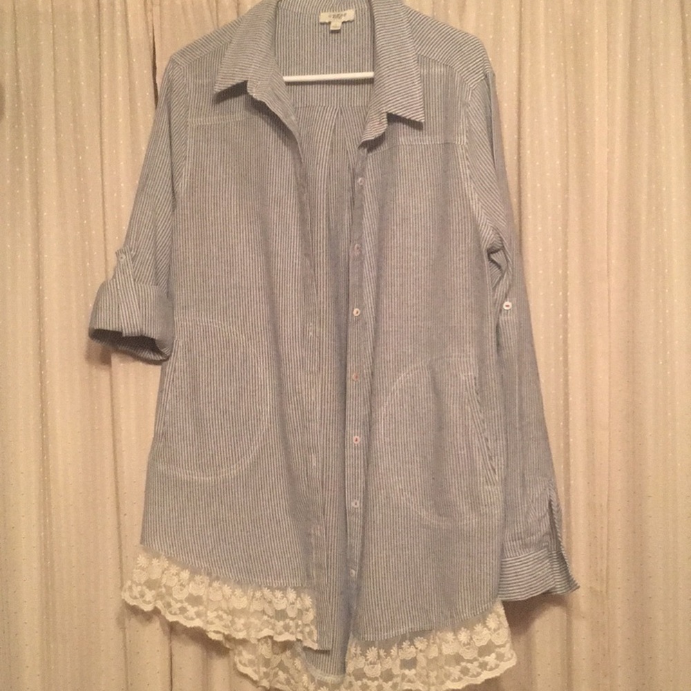 Umgee top with blue stripes and pockets